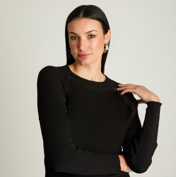 SWEATER ESCOTE REDONDO CON APLICACION